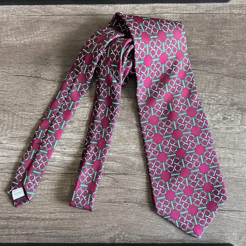 Vintage 417 Van Heusen Mens Silk Tie Red Geometric Pattern Classic Retro USA 90s